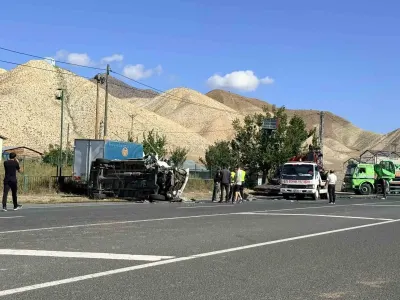 Oltu-Ardahan kara yolunda minibüs ile traktör çarpıştı: 3 yaralı