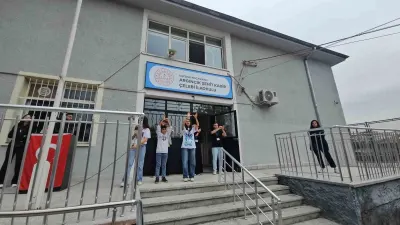 Üniversiteli Gençler İlkokul Öğrencilerini Hem Bilgilendiriyor Hem Eğlendiriyor