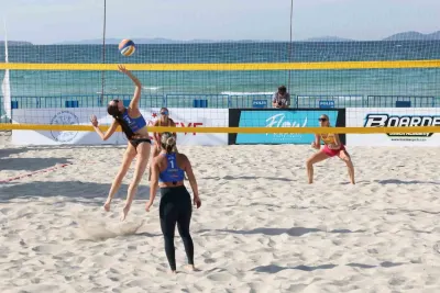 Çeşme'de Uluslararası Plaj Voleybolu Heyecanı