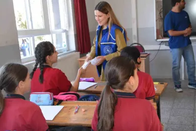Manisa'da Gençlerden Minik Öğrencilere Yeni Eğitim Yılı Sürprizi