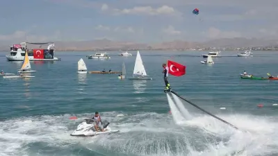 Van'da İkinci GölFest Başladı: Türk Bayraklı Flyboard Gösterisi Nefes Kesti