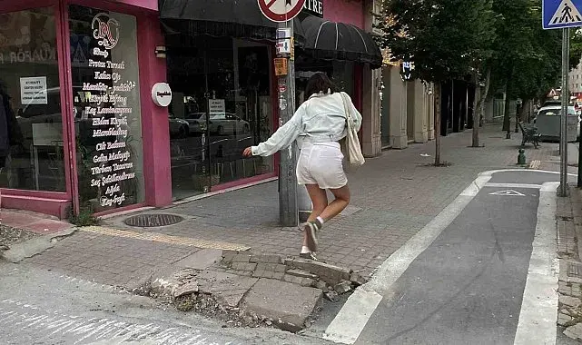 Bu kaldırımdaki hasar yayalar için düşme riski oluşturuyor
