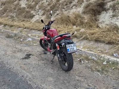 Eskişehir'de Motosiklet Kazası: Tekeri Kilitlenen Sürücü Yaralandı