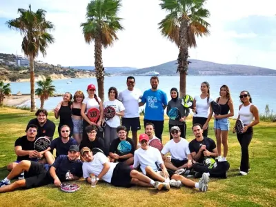 Çeşme'de Üniversiteli Gençler Padel Sporuyla Tanıştı
