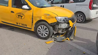 Bursa İnegöl'de taksi ve otomobil çarpıştı: İki kişi yaralandı