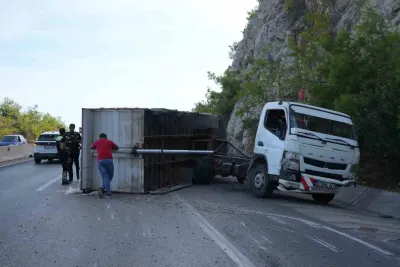 Antalya'da Pelet Yüklü Kamyon Bariyerlere Çarparak Devrildi: 1 Yaralı
