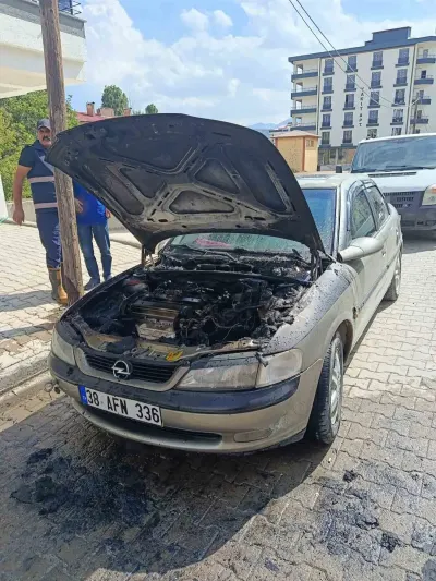 Tatvan'da Park Halindeki Otomobil Alevlere Teslim Oldu