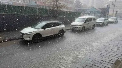Tatvan'da Sağanak ve Ceviz Büyüklüğünde Dolu Yağışı Hayatı Felç Etti