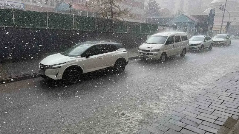 Tatvan'da Sağanak ve Ceviz Büyüklüğünde Dolu Yağışı Hayatı Felç Etti