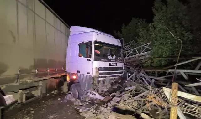 Erzurum'da tır refüjü aşıp direk deposuna daldı