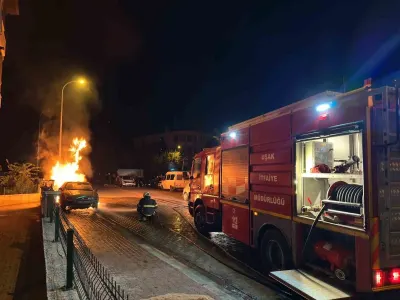 Uşak'ta Park Halindeki Otomobil Alev Aldı: Araç Kullanılamaz Hale Geldi