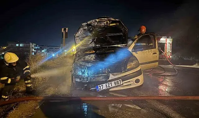 Seyir halindeki otomobil alev aldı
