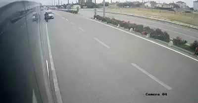 Karaman'da Otomobilin Çarptığı Elektrikli Bisiklet Sürücüsü Servis Minibüsünün Altına Düştü