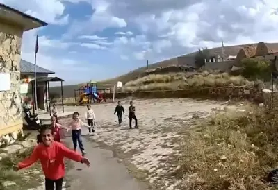 Erzurum'da görevli jandarmaya öğrencilerden sevgi seli