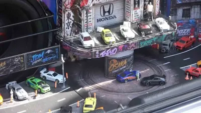 Bursa’daki Otomobil Fuarında Bagajda Drift Atan Oyuncak Otomobil İlgi Odağı Oldu