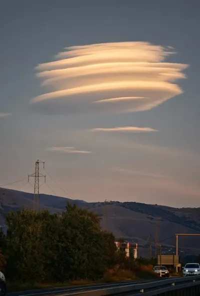 Erzincan'da UFO'yu Andıran Mercek Bulutu Gökyüzünde İlgi Odağı Oldu