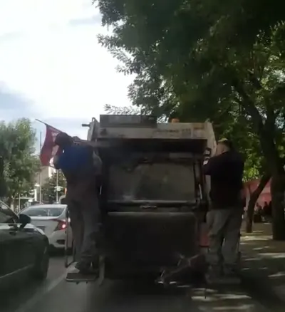 Eskişehir'de Temizlik İşçilerinin Duyarlı Davranışı: Buldukları Türk Bayrağını Kamyona Astılar