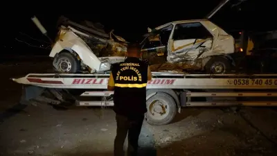 Malatya'da Üç Aracın Karıştığı Kaza: İkiye Bölünen Otomobilin Sürücüsü Yaşamını Yitirdi