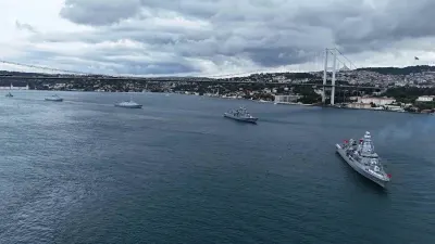 İSTANBUL BOĞAZI'NDA DENİZ KUVVETLERİ GÜNÜ GEÇİT TÖRENİ