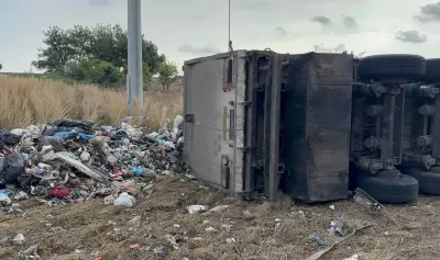 Adana'da Atık Yüklü Tır Devrildi: Sürücü Yaralandı