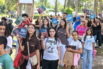 İzmir'de 8. İZKİTAP Fuarı Yoğun Katılımla Sürüyor