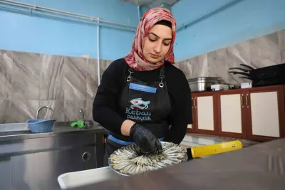 Elazığ'da baba mesleğini seçen Sena Tunç, kentin tek kadın balıkçısı olarak siparişlere yetişiyor