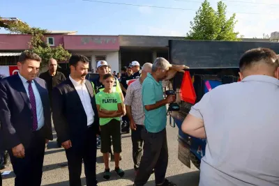 Adıyaman Kahta'da Traktör Kazalarını Önlemek İçin Reflektör Dağıtıldı
