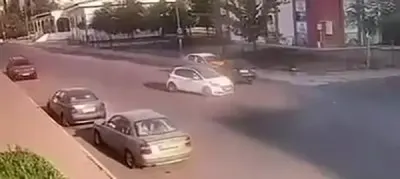 Diyarbakır'da Otomobil Park Halindeki Taksiye Çarptı: Kaza Anı Kamerada