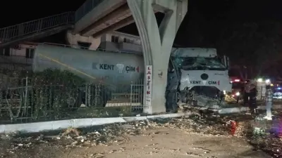 Söke'de Tır Kazası: Beton Ayağa Çarpan Araç Sürücüsü Yaralandı