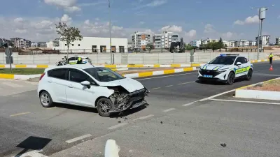 Adıyaman'da İki Otomobil Çarpıştı: 3 Kişi Yaralandı