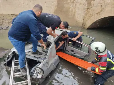 Aydın Karacasu'da Otomobil Kanalına Uçtu: İki Yaralı