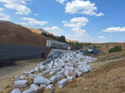 Bingöl'de Saman Yüklü Tır Şarampole Devrildi: 1 Yaralı