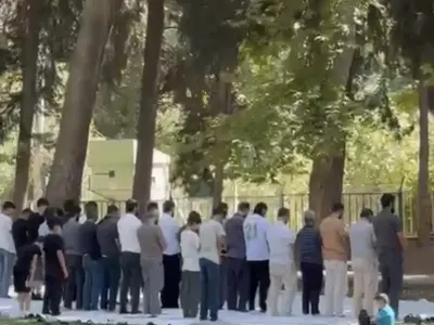 Mardin Nusaybin’de Piknikçiler Baraj Kıyısında Cemaatle Namaz Kıldı