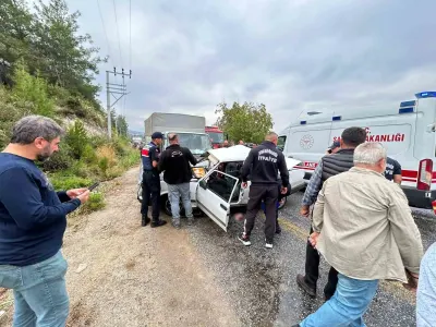 Aydın Bozdoğan'da Otomobil ile Kamyonet Çarpıştı: 1 Ölü, 2 Yaralı