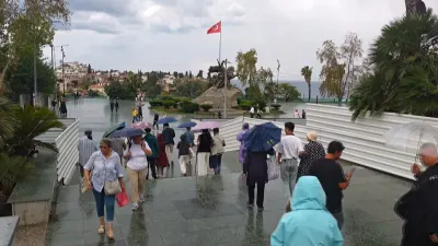Antalya’da Yağışlı Hava Etkili Oldu, Turistler Şemsiyelerle Gezdi