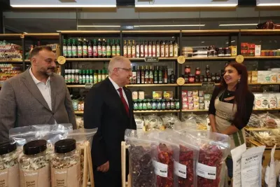 Milli Savunma Bakanı Yaşar Güler Maltepe'de Esnafla Buluştu