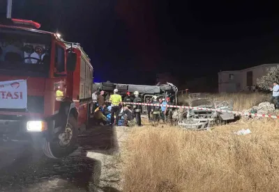 Gaziantep Nurdağı'nda Minibüs ile Otomobil Çarpıştı: 5 Ölü, 13 Yaralı
