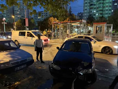 Kayseri'de Otomobil Tramvay Durağına Çarptı: Sürücü Yaralandı