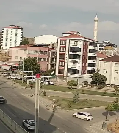 Elazığ'da el freni unutulan otomobil tarlaya uçtu