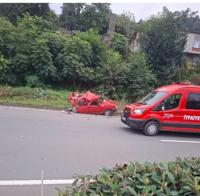 Rize'de Arızalanan Otomobile Tır Çarptı: 1'i Ağır 2 Yaralı