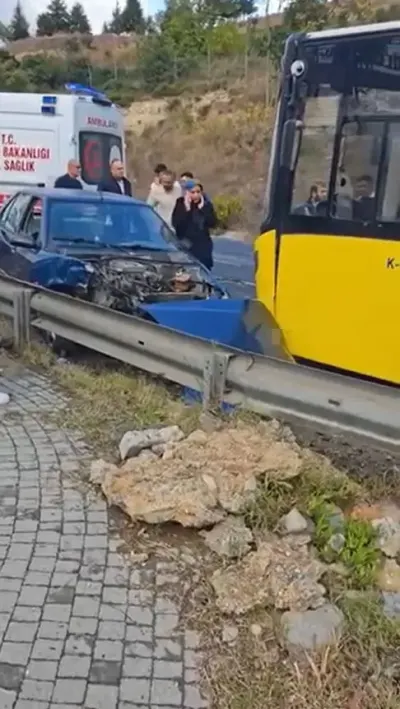 İETT Otobüsü Otomobille Çarpıştı: Başakşehir'deki Kazada 3 Kişi Yaralandı