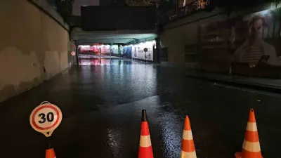 İSTANBUL'DA BEKLENEN SAĞANAK YAĞIŞ HAYATI FELÇ ETTİ: ZİNCİRLİKUYU ALT GEÇİDİNİ SU BASTI