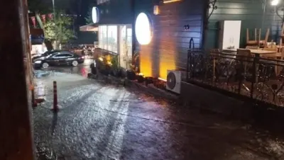 İSTANBUL'DA SAĞANAK YAĞIŞ HAYATI FELÇ ETTİ