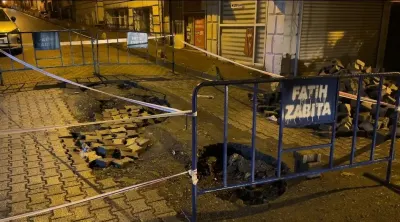 İSTANBUL FATİH'TE SAĞANAK YAĞMUR SONRASI YOL ÇÖKTÜ: ARAÇLAR ÇUKURA DÜŞTÜ