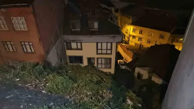 Eyüpsultan'da Sağanak Sonrası Toprak Kayması: Bir Apartmanda 25 Kişi Tahliye Edildi