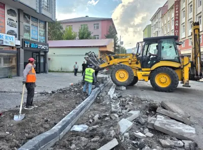 Ardahan'da Yaya Ulaşımını İyileştirmek İçin Kaldırım Yenileme Çalışmaları Sürüyor