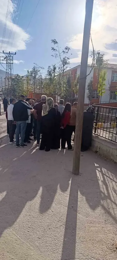 Van'da Uzun Namlulu Silahla Okula Gelen Öğrenci Panik Yarattı