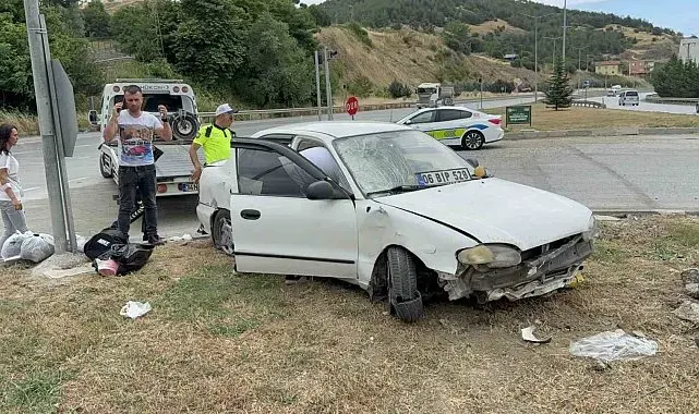 Otomobilin refüje çıktığı kaza maddi hasarla atlatıldı