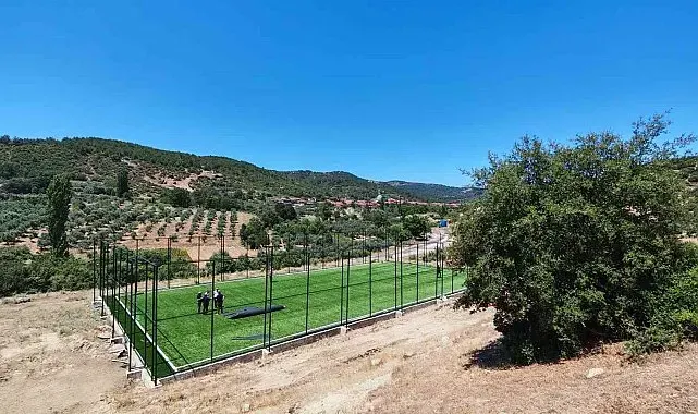Demirci'de 11 kırsal mahalleye halı saha yatırımı
