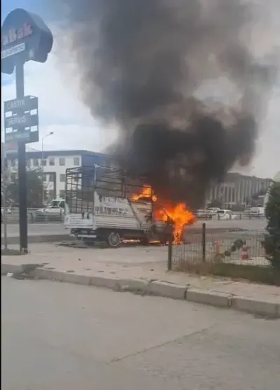 Van'da Seyir Halindeki Kamyonet Alevlere Teslim Oldu